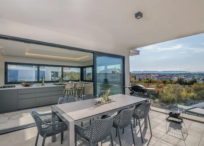 アパート Malipe Penthouse With Sea View マリンスカ
