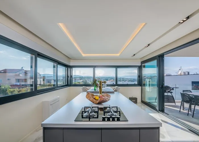 アパート Malipe Penthouse With Sea View マリンスカ