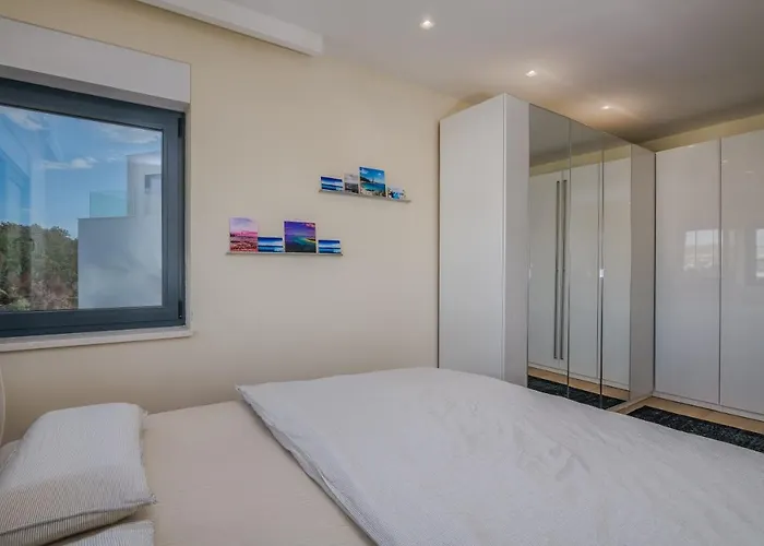 Malipe Penthouse With Sea View Apartment Malinska